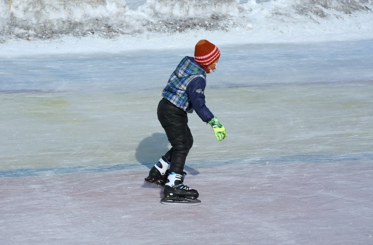 戴绿手套的男孩