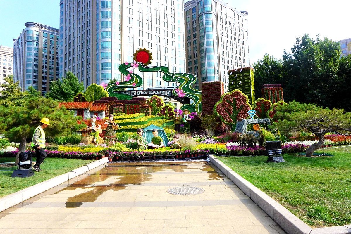 东单--国庆花坛搭建中