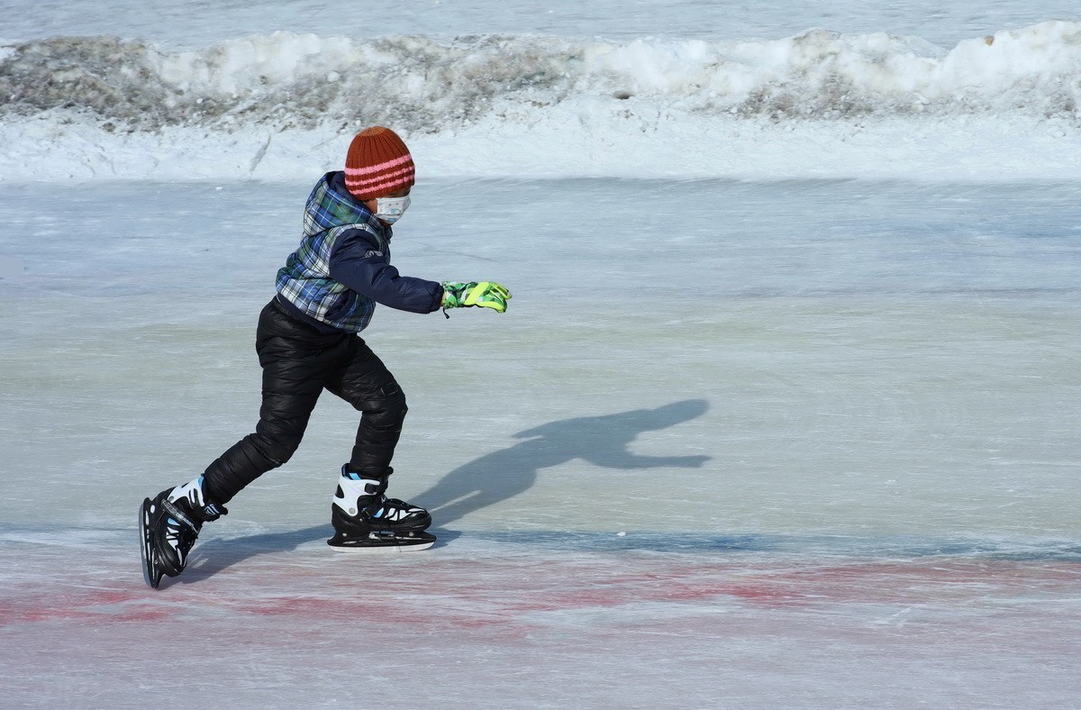 戴绿手套的男孩