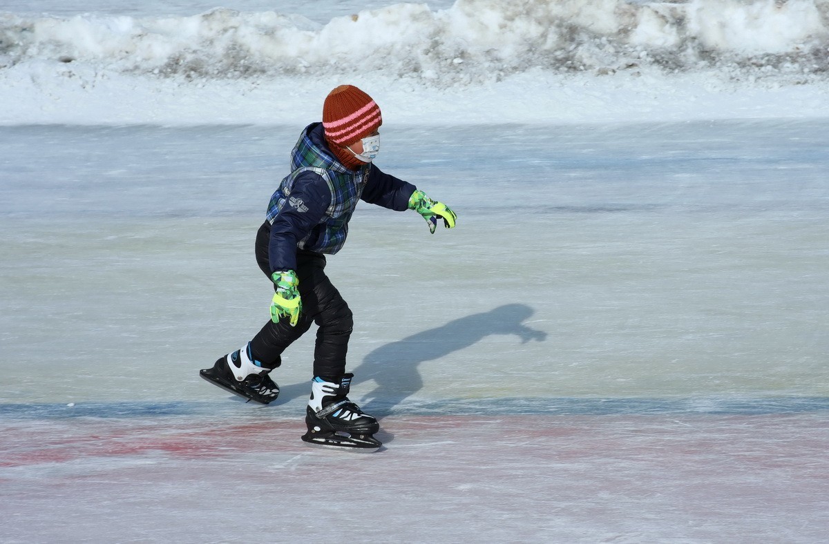 戴绿手套的男孩