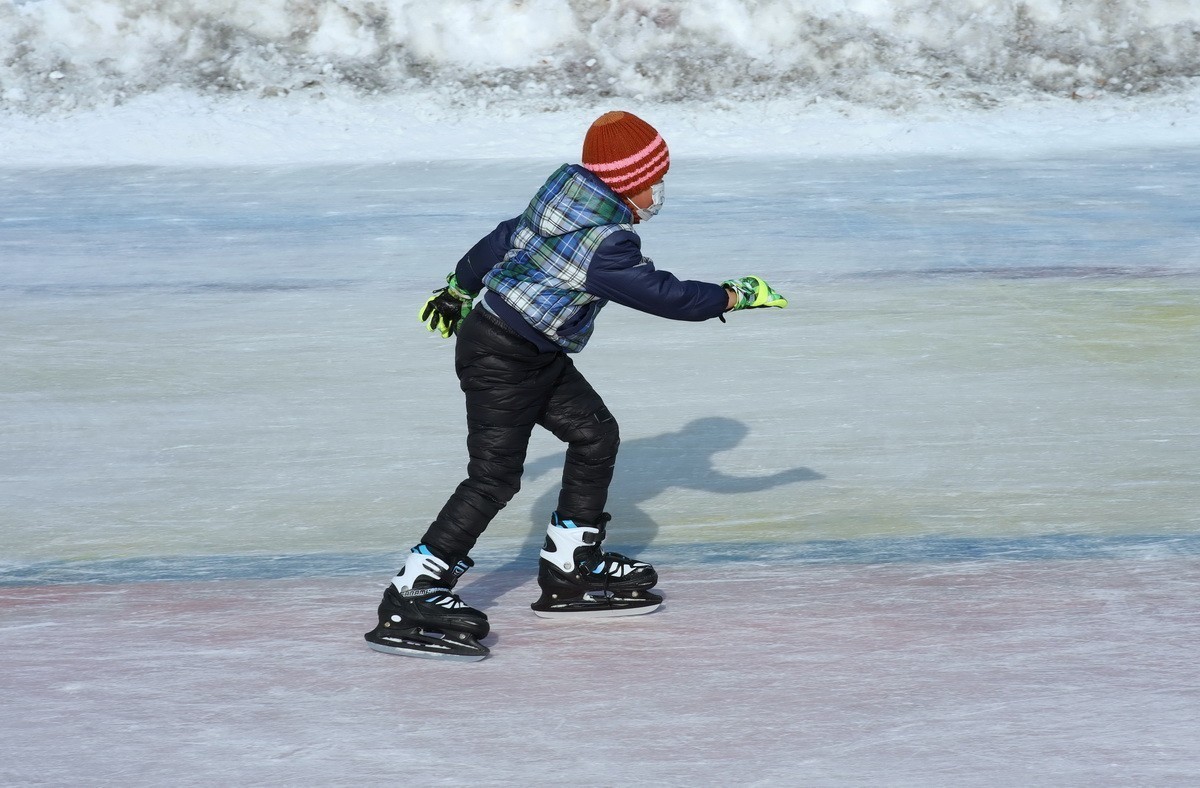 戴绿手套的男孩