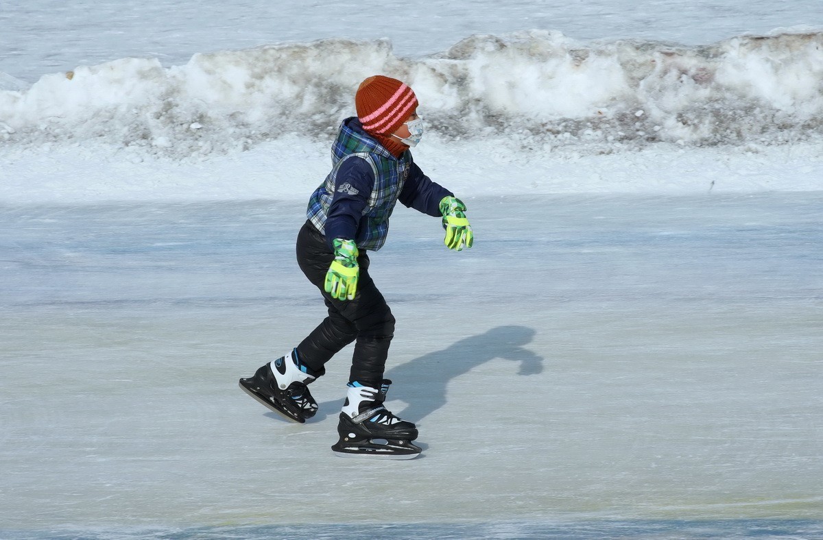 戴绿手套的男孩
