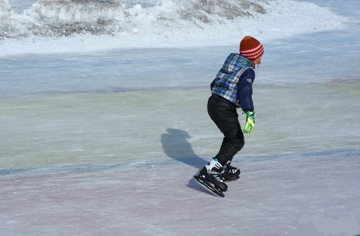 戴绿手套的男孩