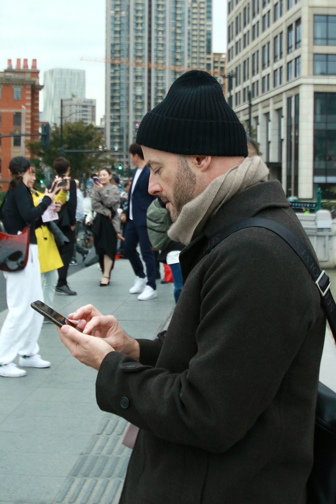 超广镜头摄人像