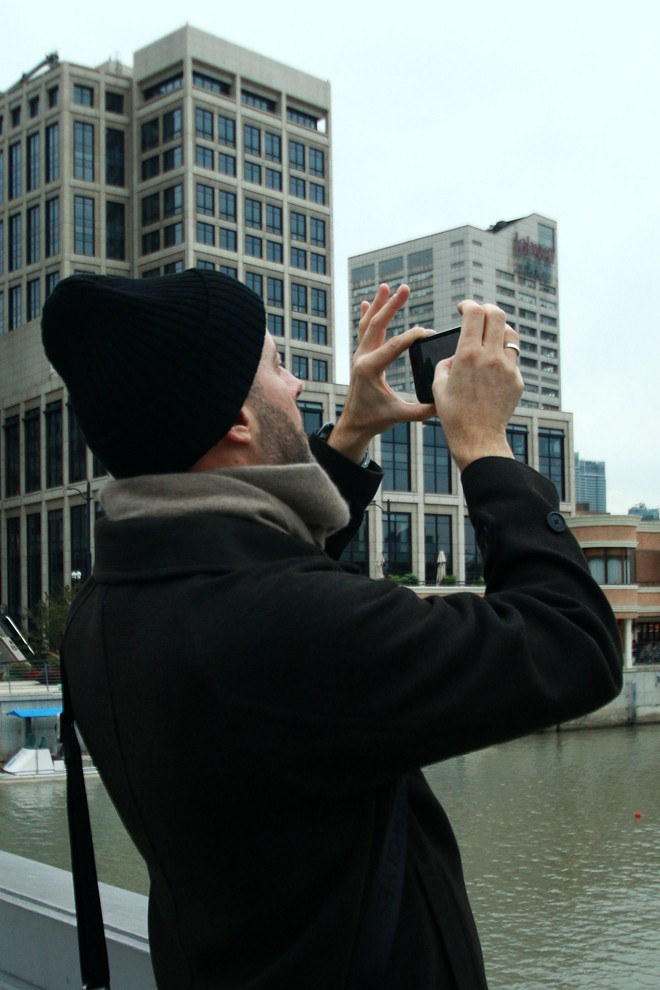 超广镜头摄人像