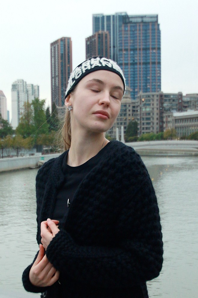 超广镜头摄人像