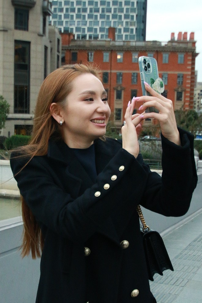 超广镜头摄人像