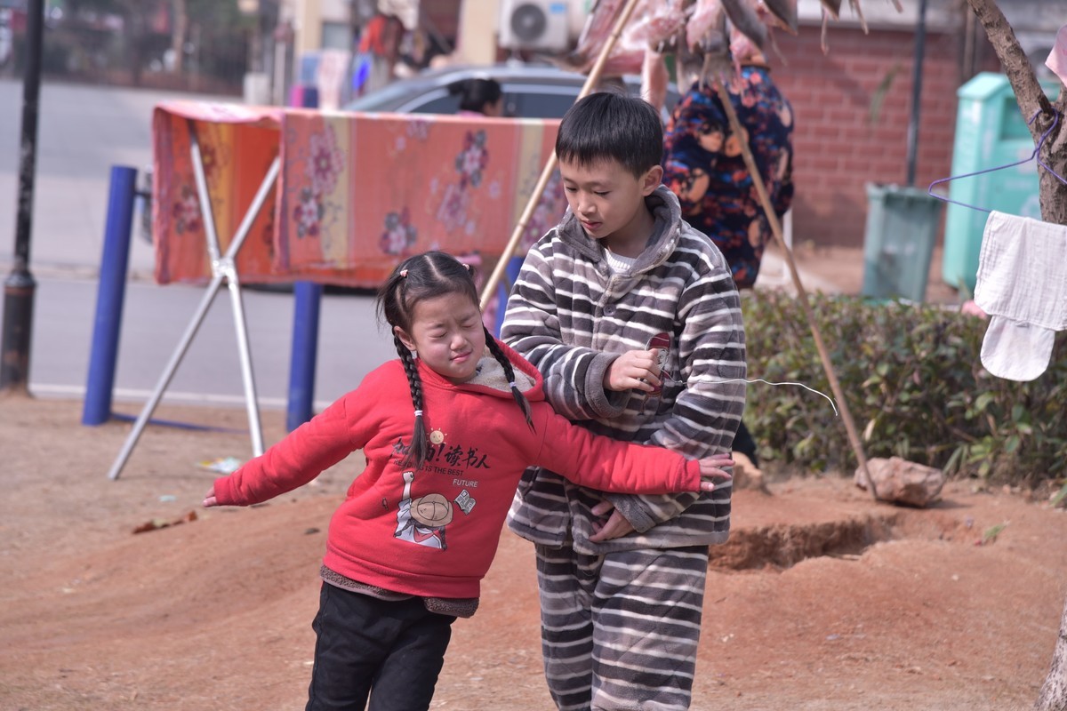 冬天和老奶奶一起晒太阳