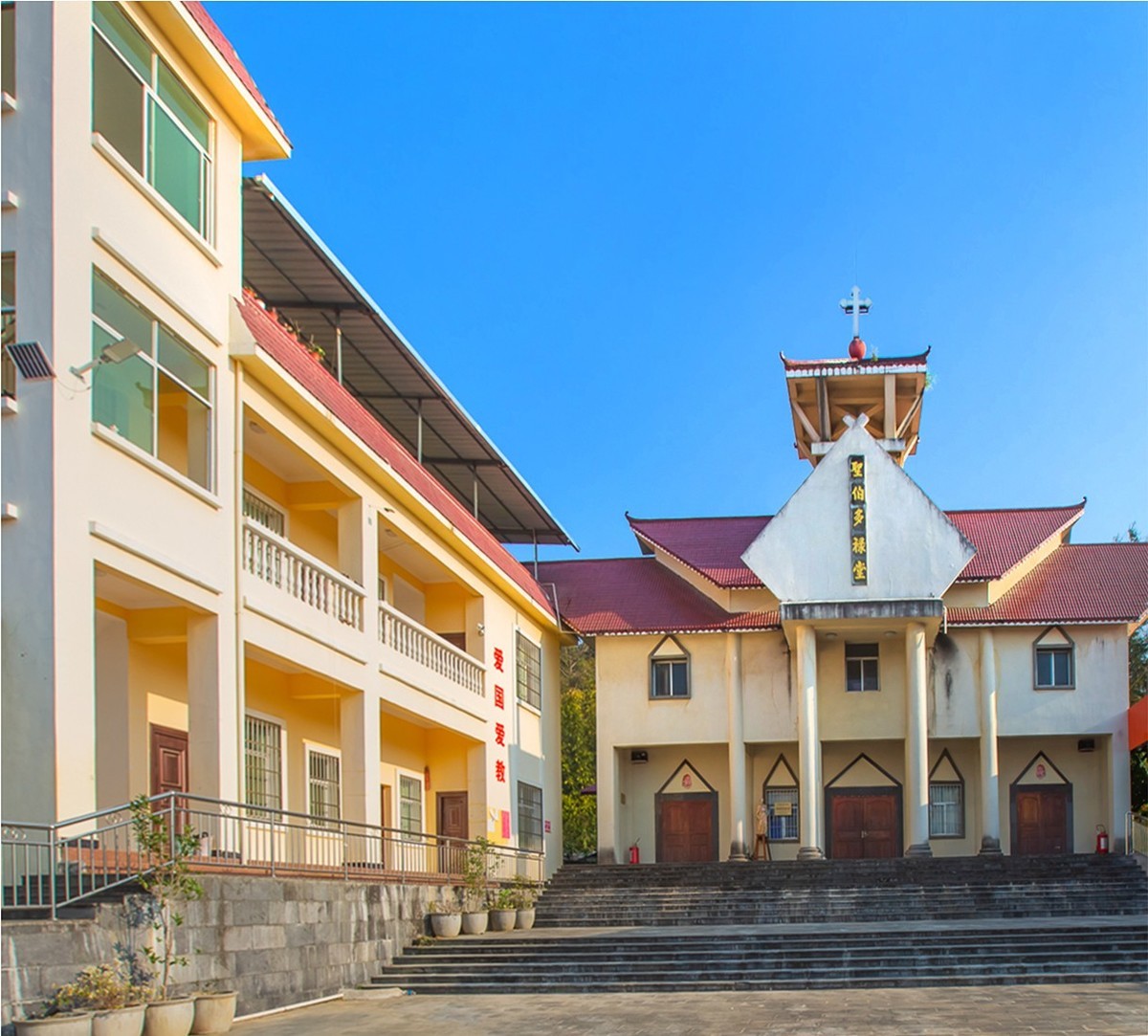 2025-04-11云南瑞丽圣伯多禄教堂