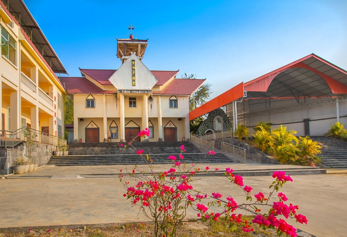 2025-04-11云南瑞丽圣伯多禄教堂