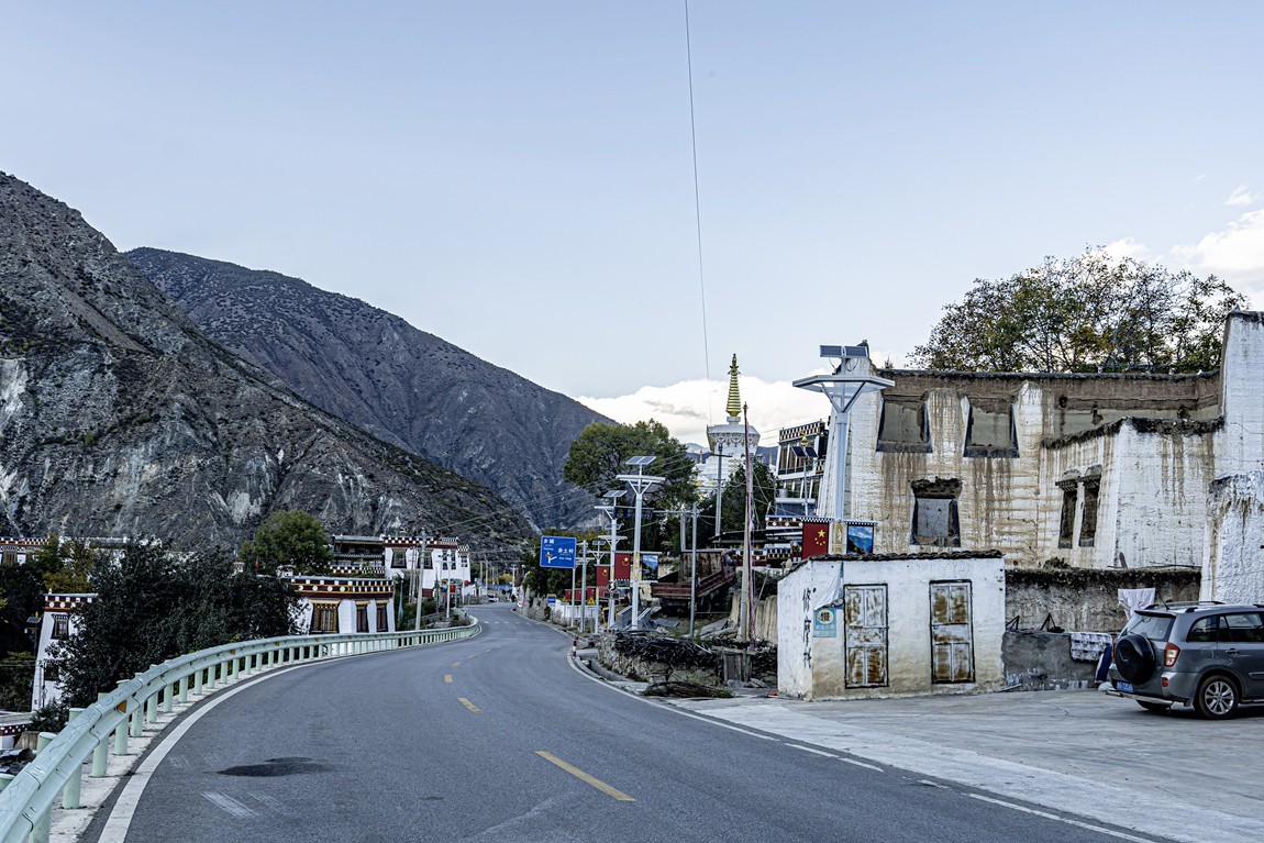 行走在318国道--甘孜--乡城县青德镇【14】