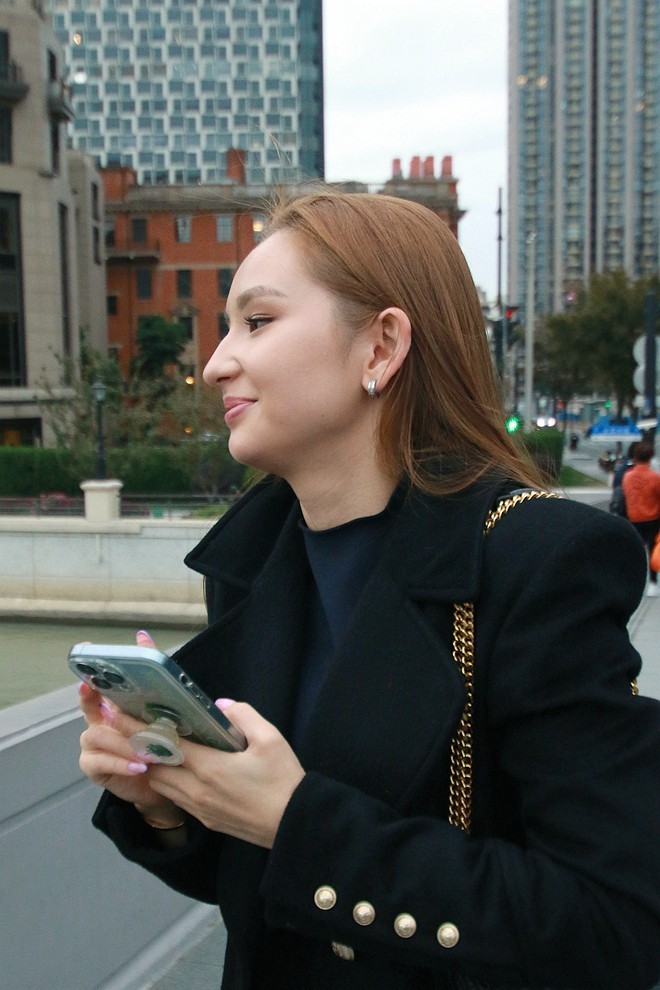 超广镜头摄人像