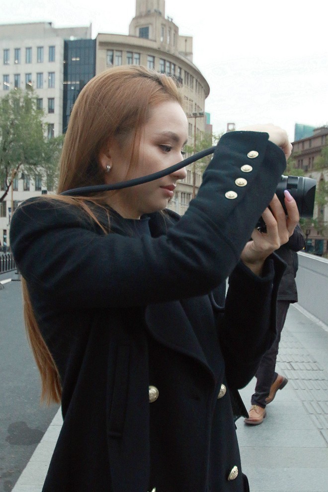 超广镜头摄人像