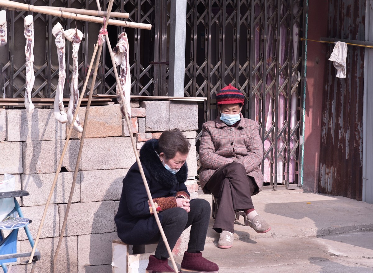 冬天和老奶奶一起晒太阳