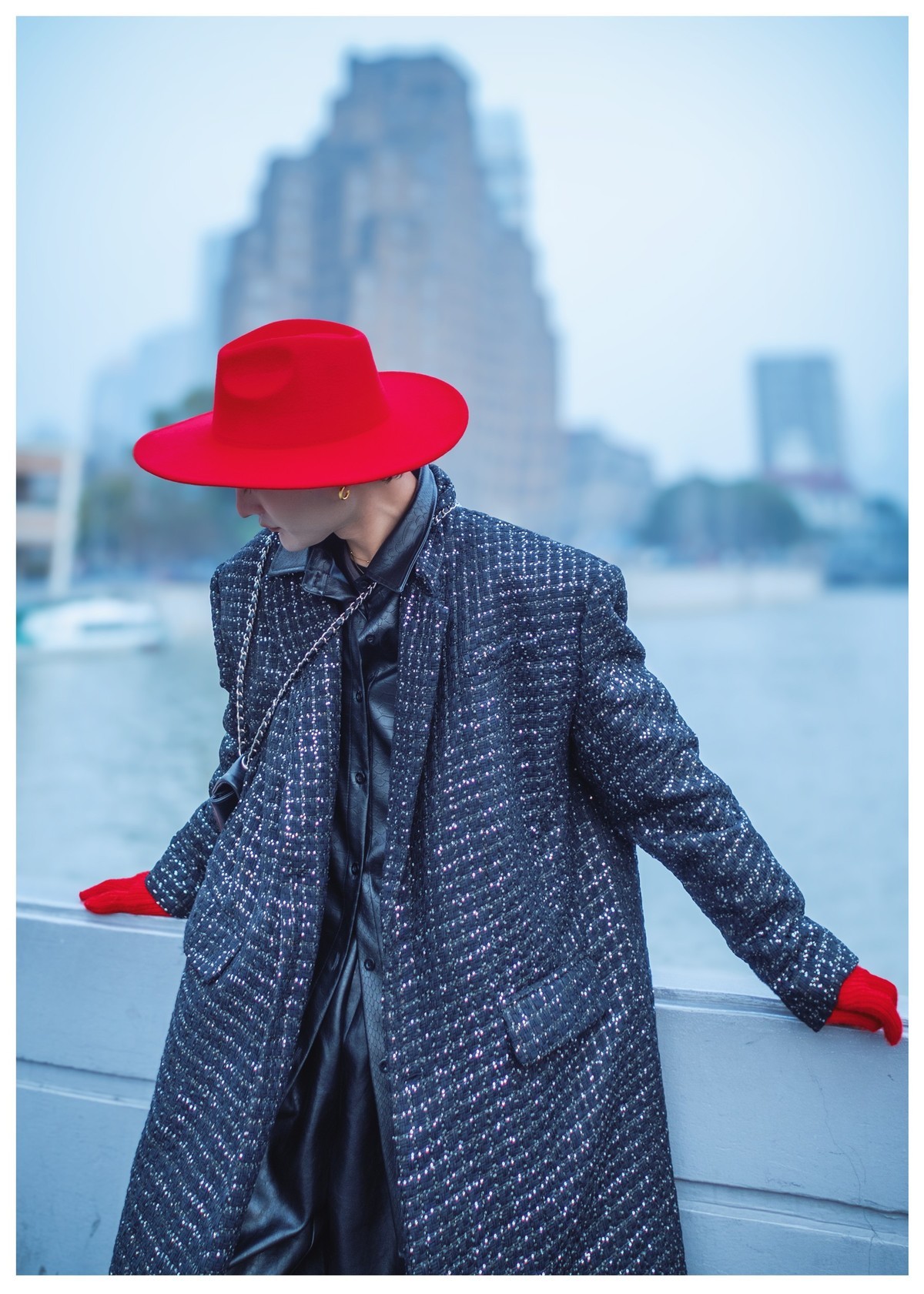 街头影像 老法师桥上的小红帽