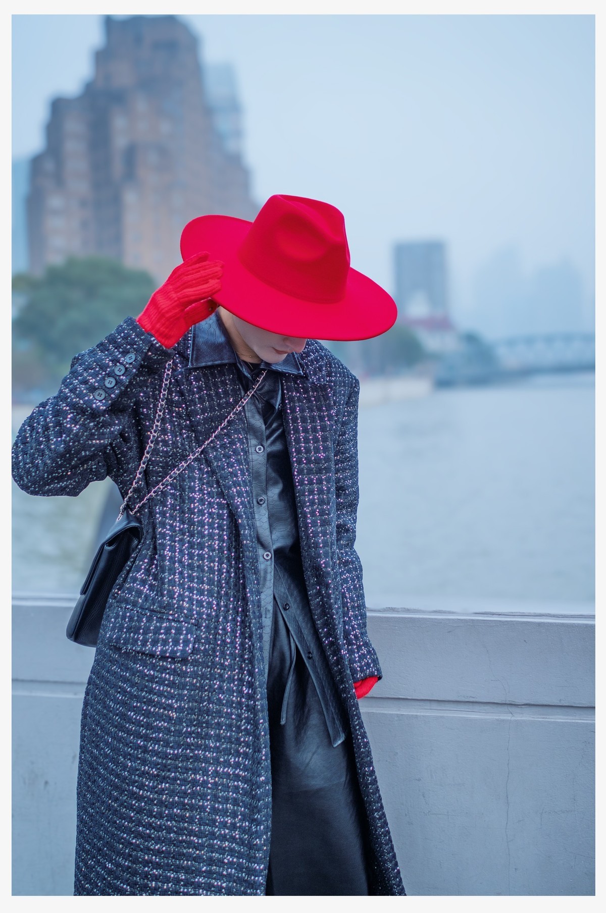 街头影像 老法师桥上的小红帽