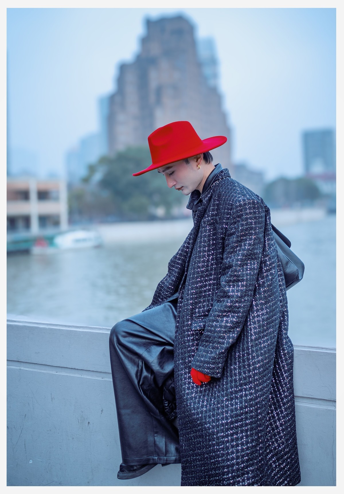 街头影像 老法师桥上的小红帽