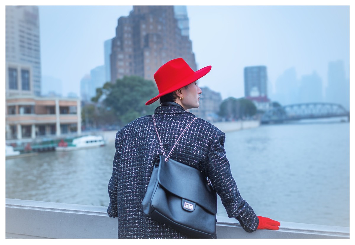 街头影像 老法师桥上的小红帽