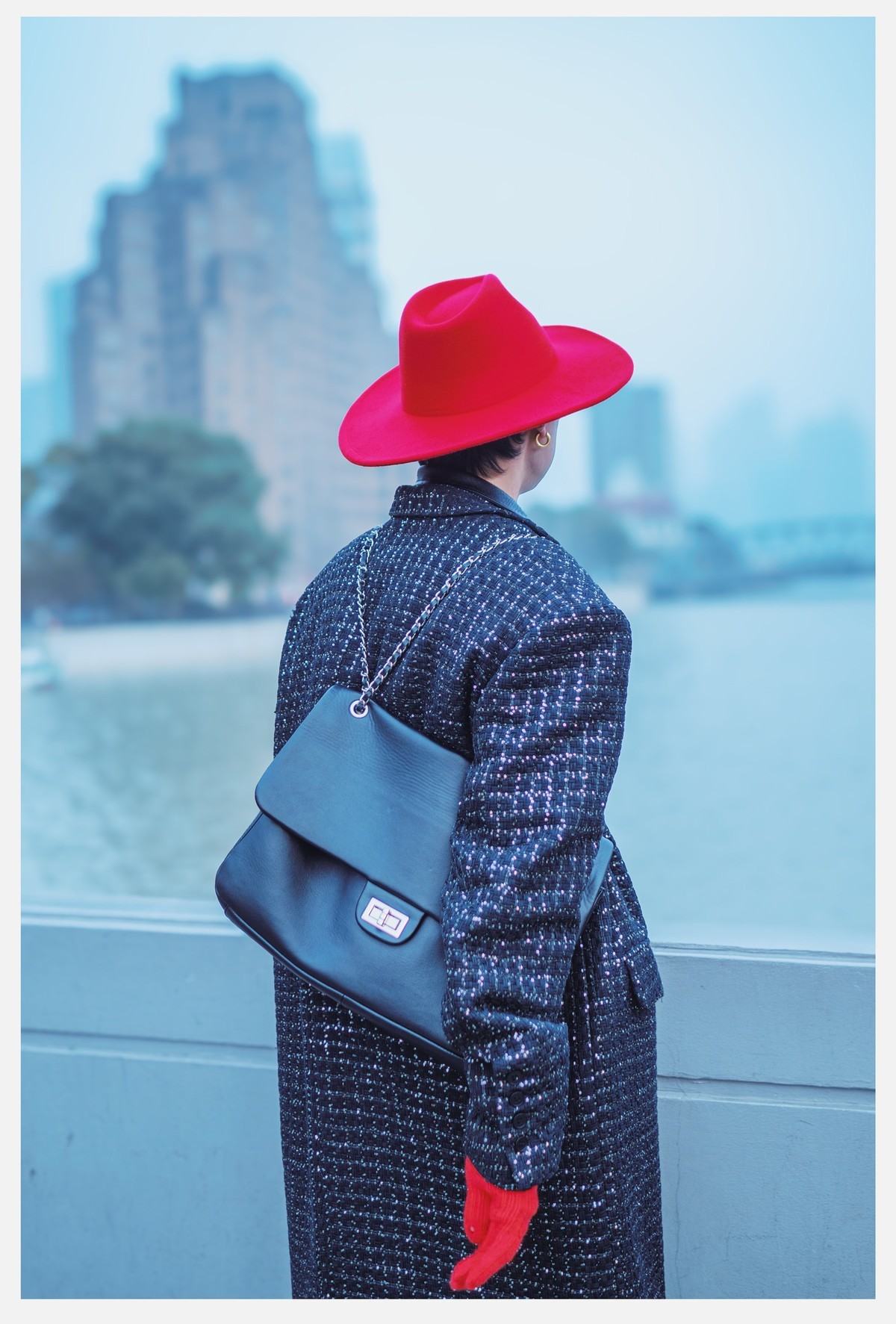 街头影像 老法师桥上的小红帽