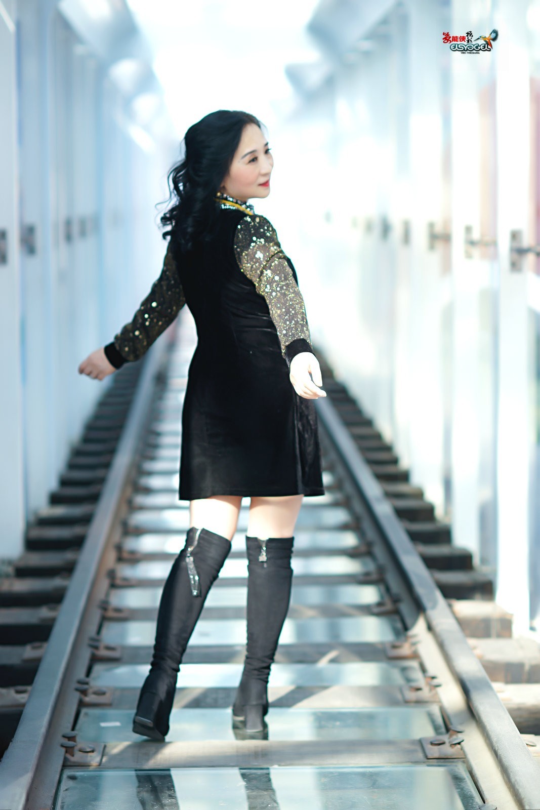 【玻璃轨道美女】---闪亮