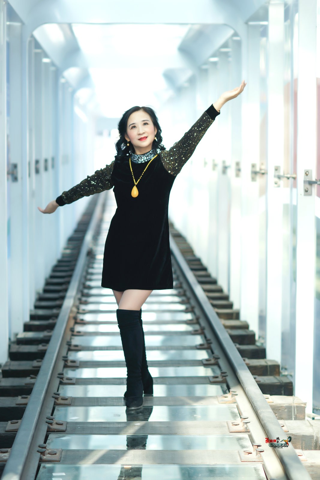 【玻璃轨道美女】---闪亮