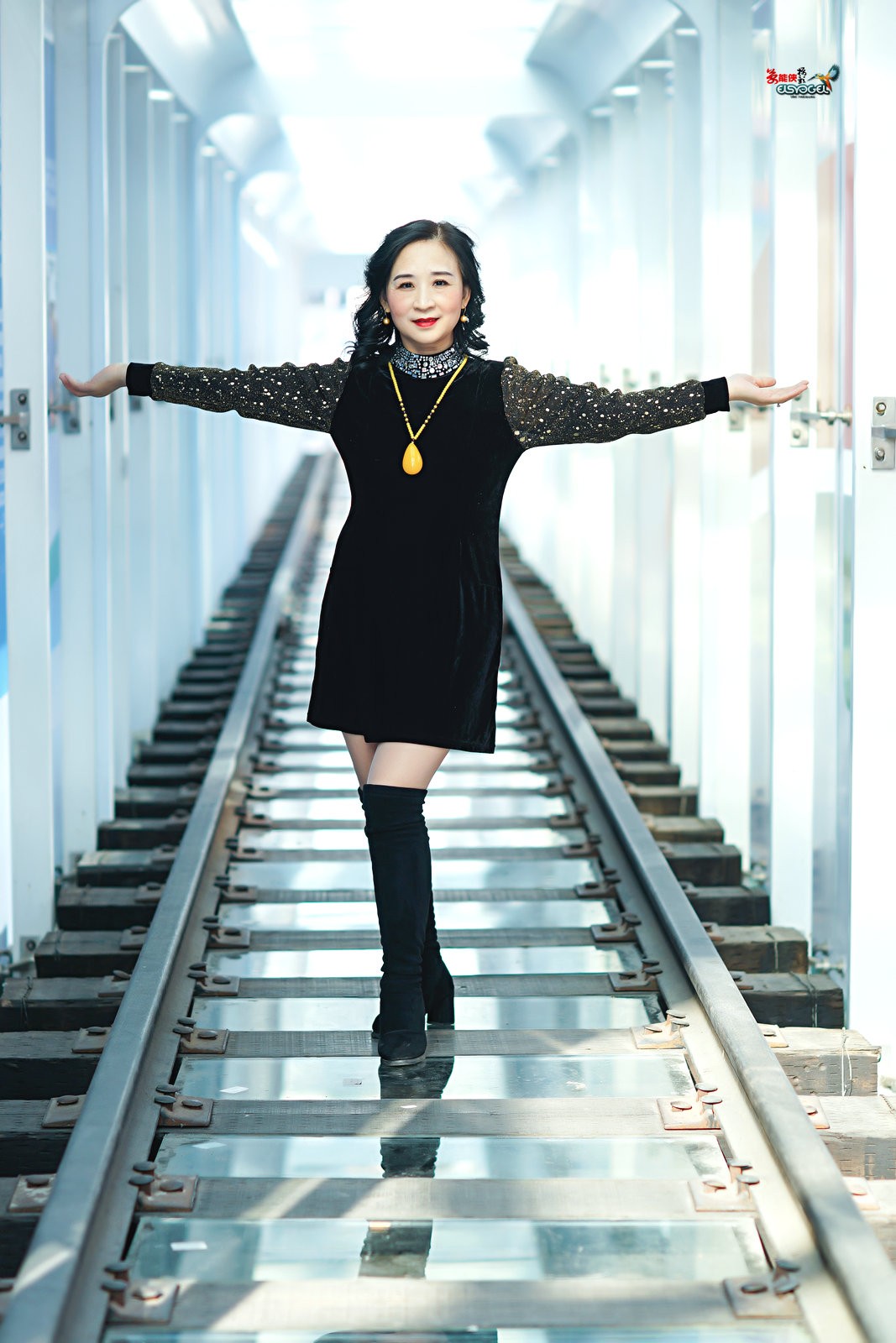 【玻璃轨道美女】---闪亮