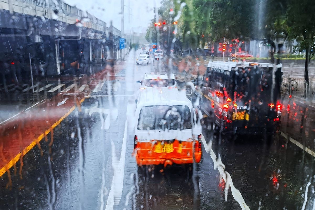 汽车上观雨景