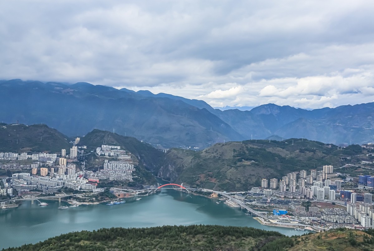 巫峡镇水塔与巫山新县城
