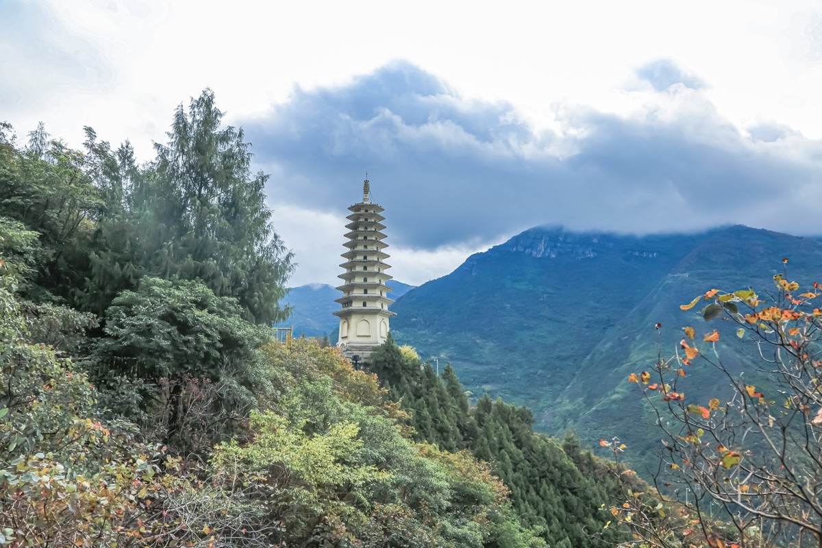 巫峡镇水塔与巫山新县城