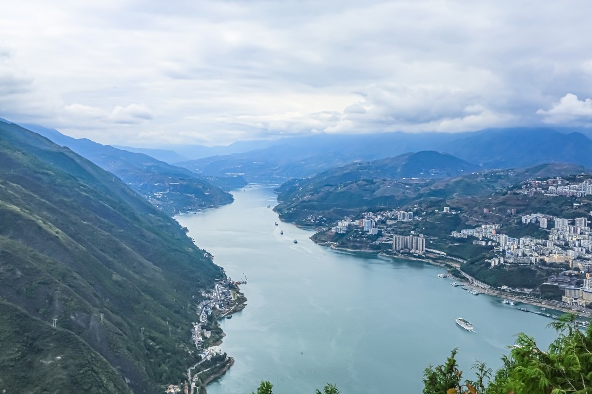 巫峡镇水塔与巫山新县城