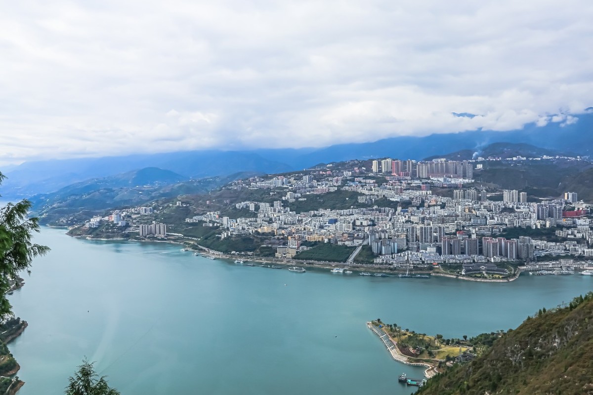 巫峡镇水塔与巫山新县城