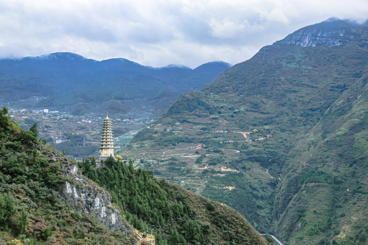 巫峡镇水塔与巫山新县城