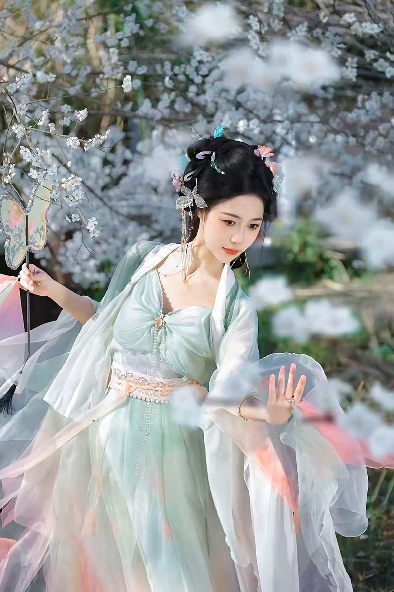 梅花与汉服女---1