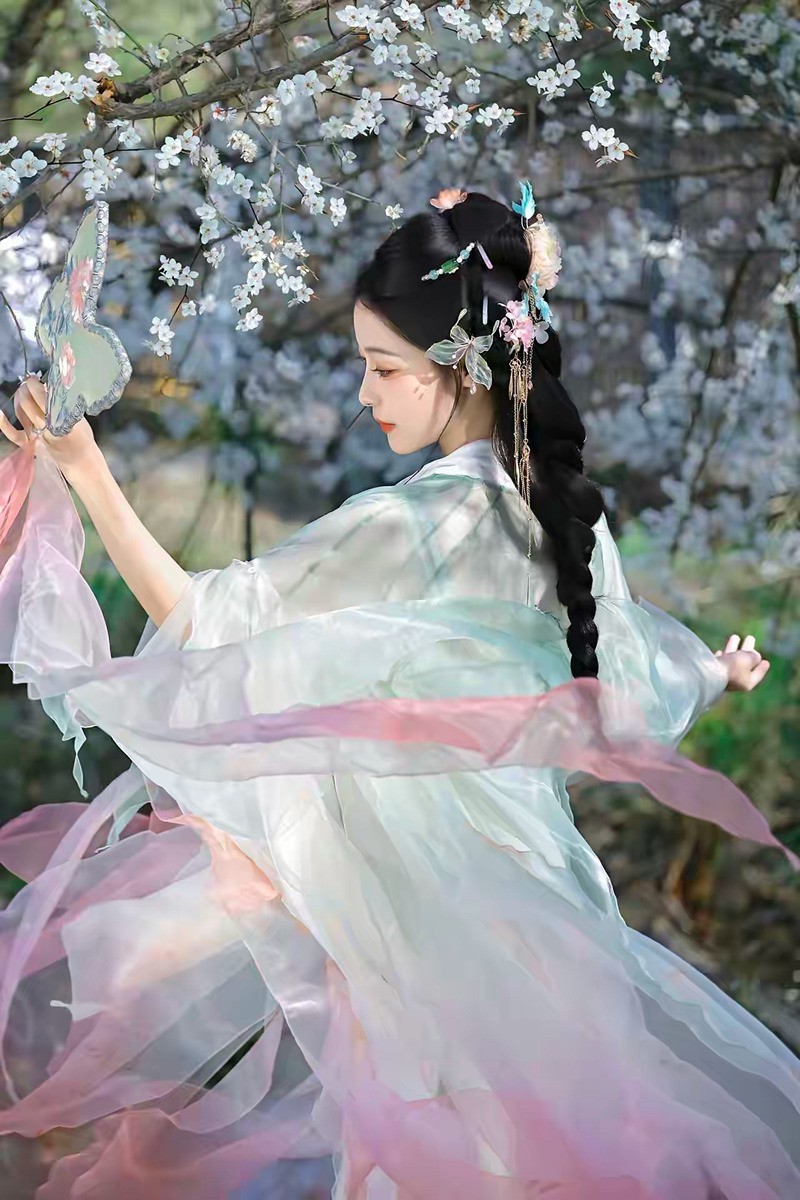 梅花与汉服女---1