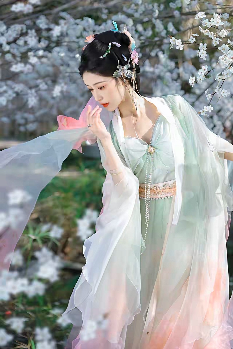 梅花与汉服女---1