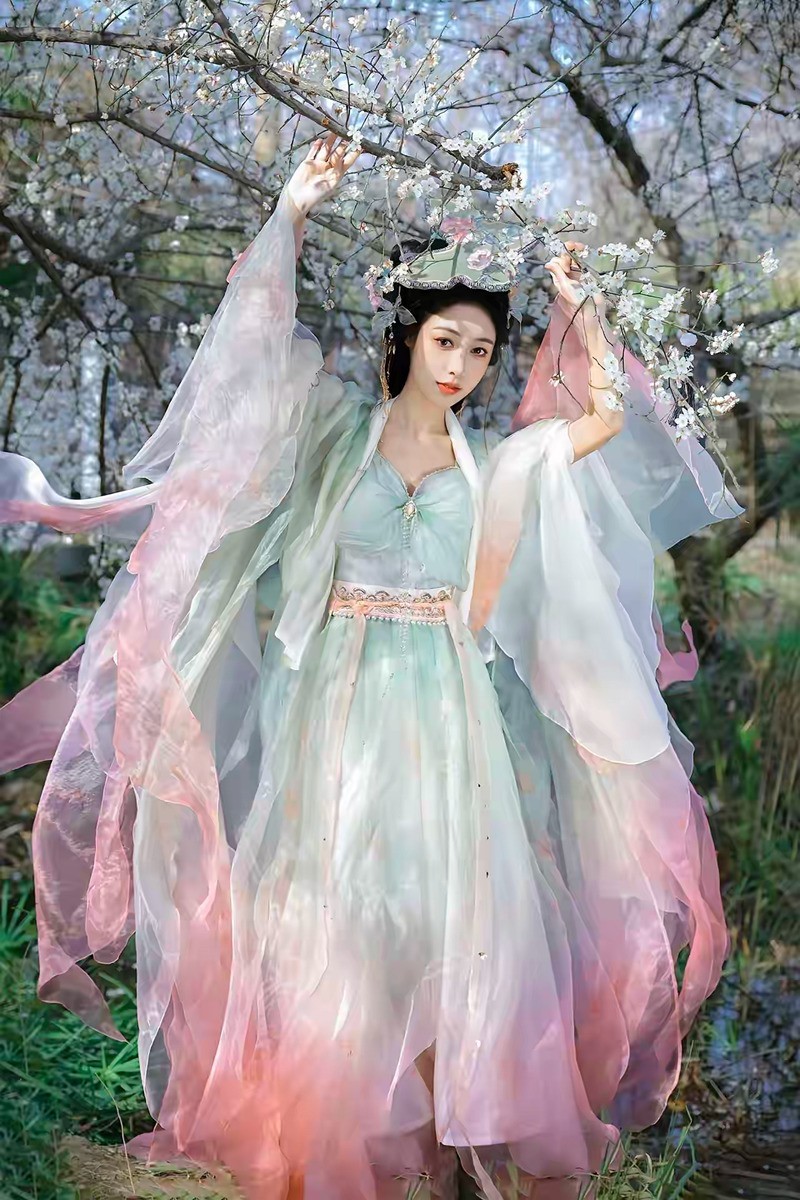 梅花与汉服女---1