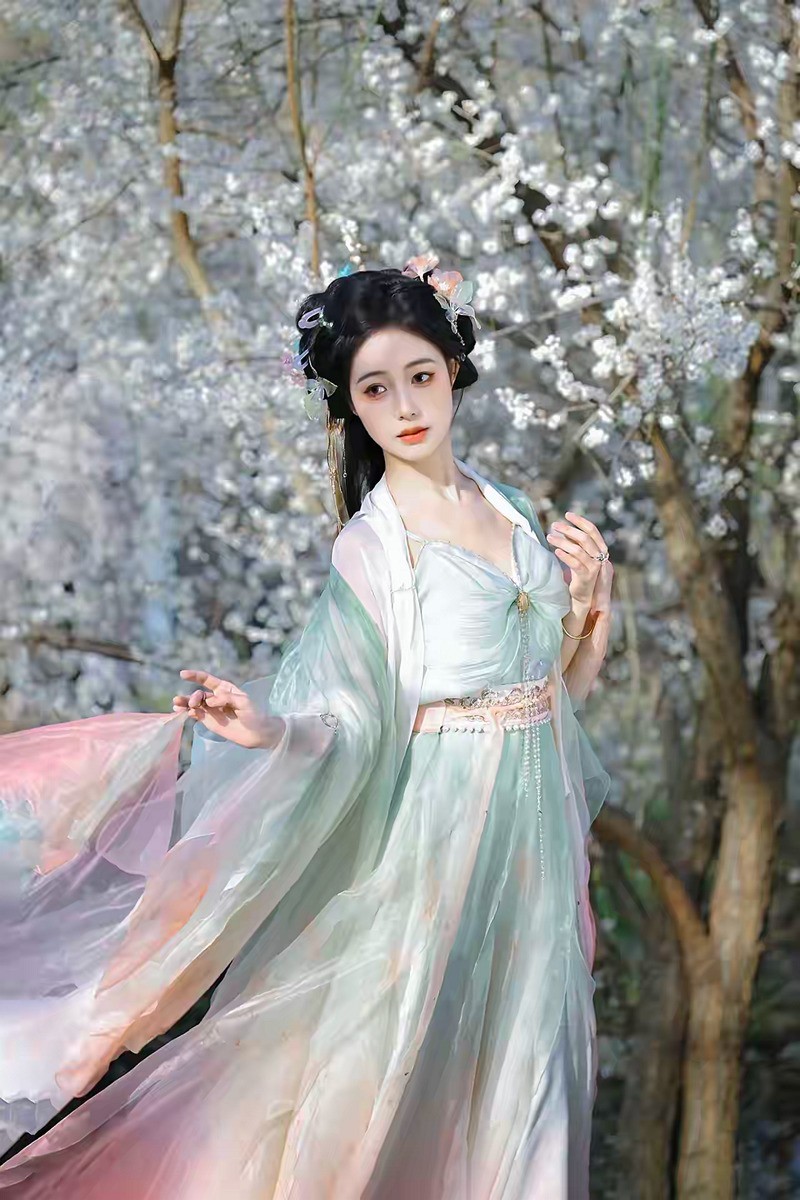 梅花与汉服女---1