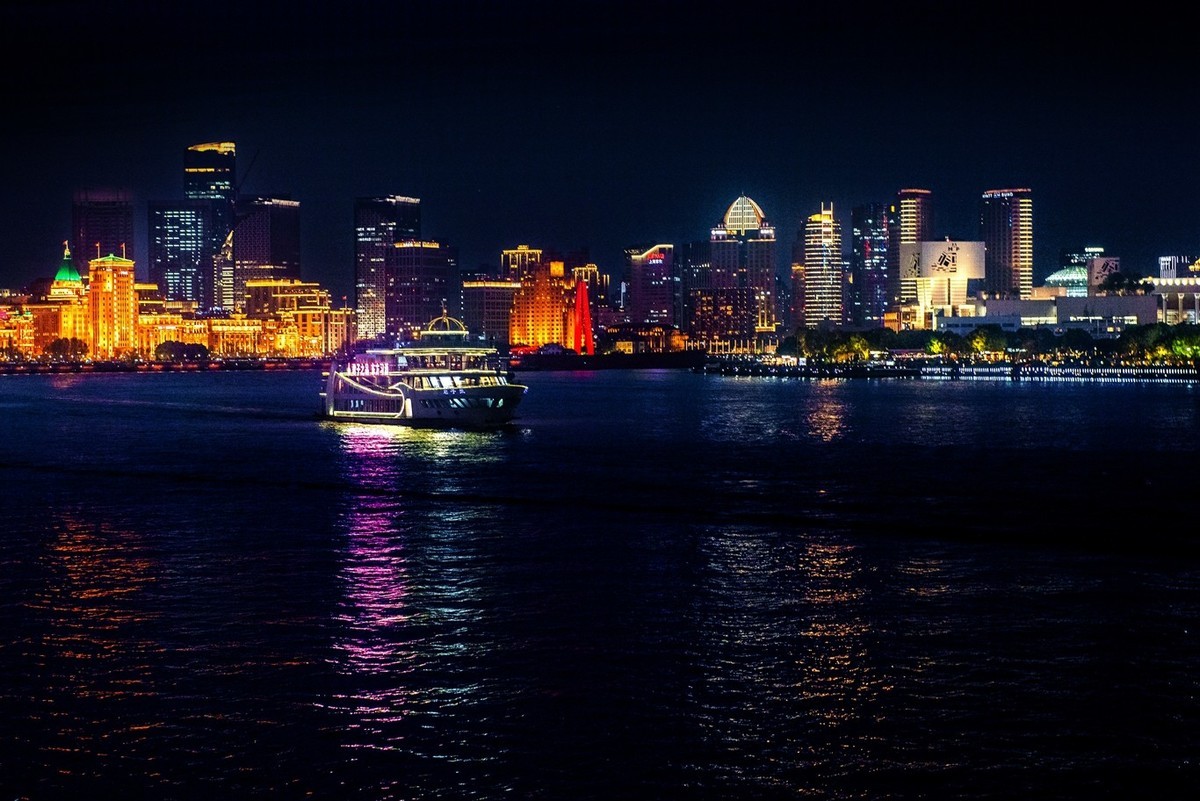  Night View of Shanghai Bund (3) - Hand held shooting by cruise ship