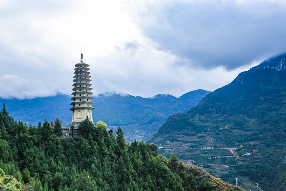 巫峡镇水塔与巫山新县城