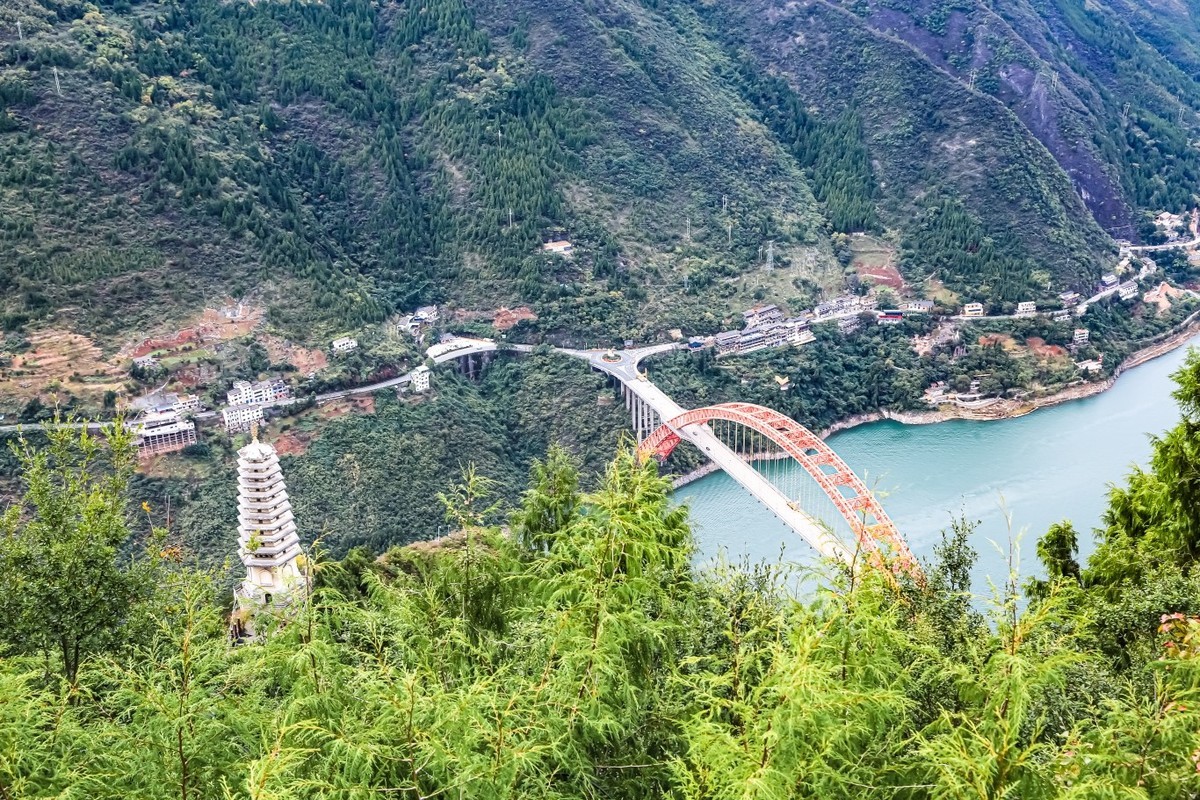 巫峡镇水塔与巫山新县城