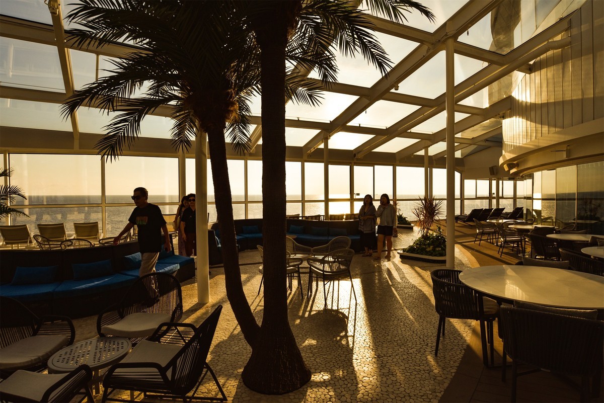 行驶在海上的游轮