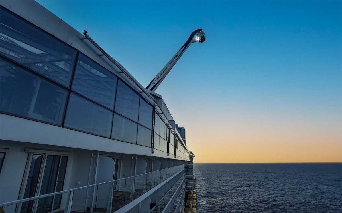 行驶在海上的游轮