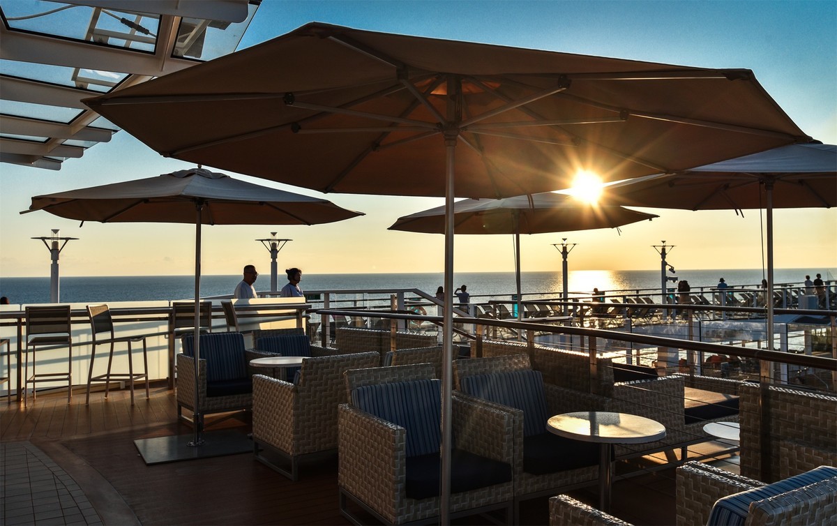 行驶在海上的游轮