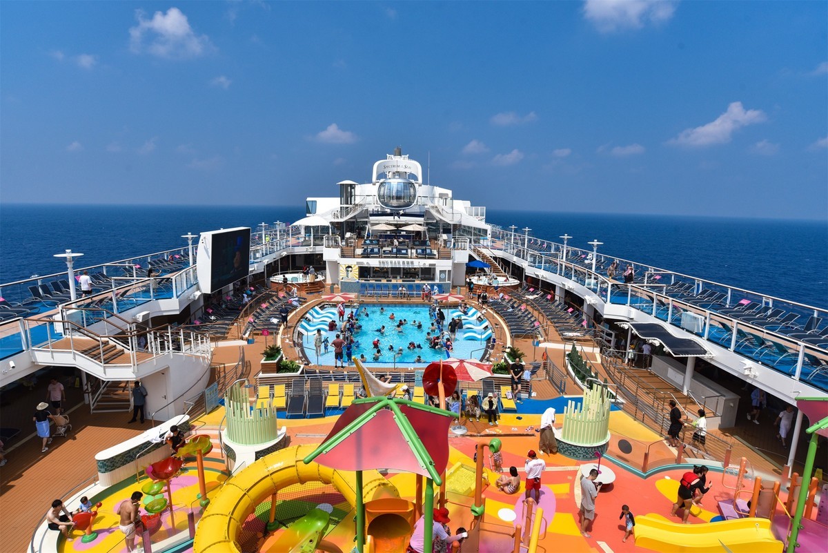 行驶在海上的游轮