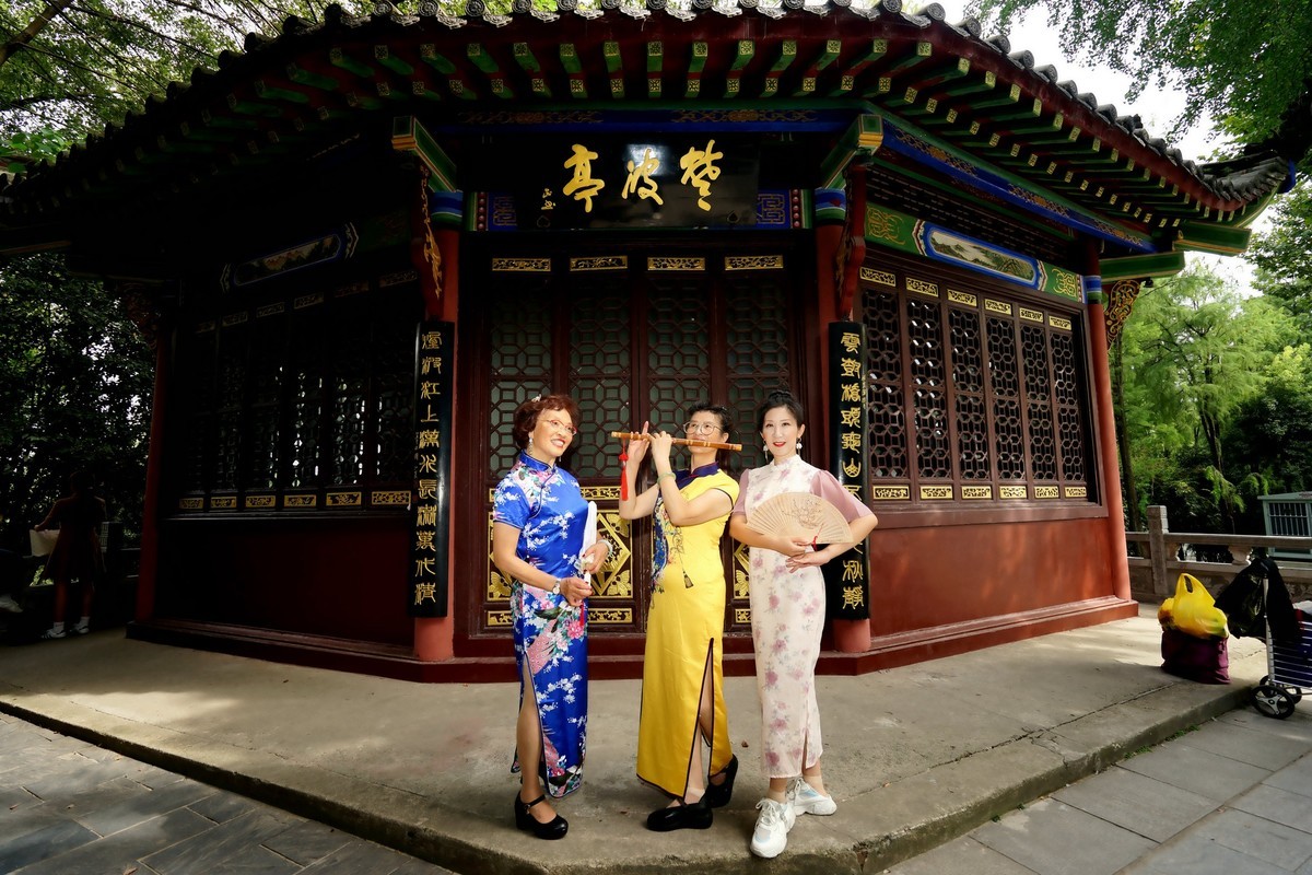 晴川阁的美女！