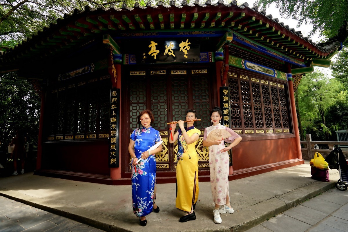 晴川阁的美女！