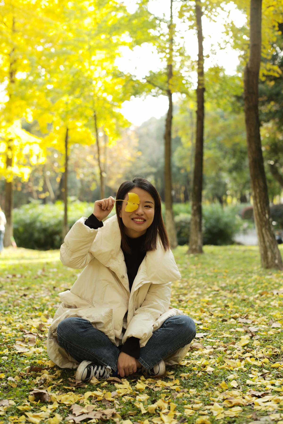 银杏树下的美女图片