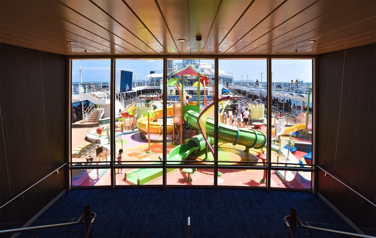 行驶在海上的游轮