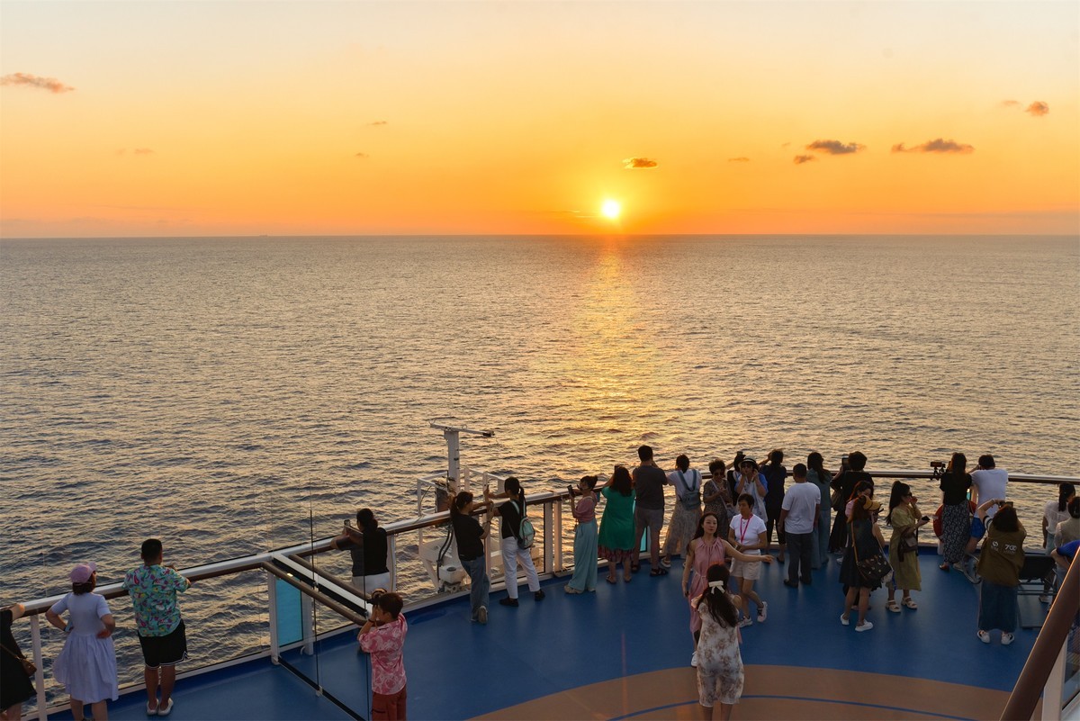 行驶在海上的游轮