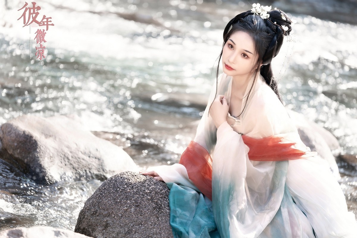 彼年微凉 复归素净